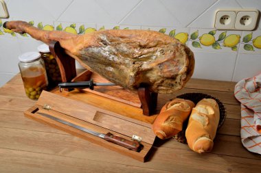 Ekmek ve zeytinli bir masada İberya meşe palamudu ile beslenmiş jambon.