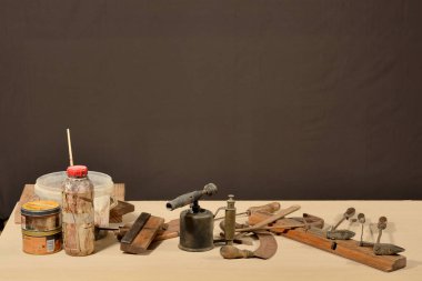 Dekorasyon olarak eski araçlar ve reklam için alan