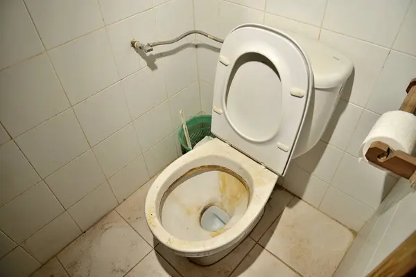 Banyo zeminindeki kirli tuvalet.