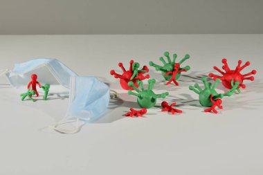 Plastik figürler covid 19 'a karşı savaşıyor.