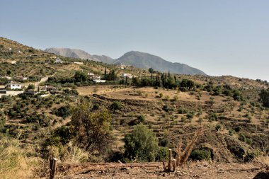 Dağlarda bir yolu olan manzara