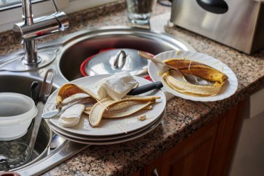 Mutfak lavabosunda kirli bulaşıklar.