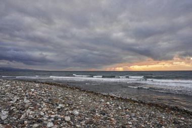 Akdeniz sahillerinde fırtına bulutlarıyla gün doğumu               