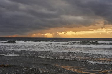 Akdeniz sahillerinde fırtına bulutlarıyla gün doğumu               