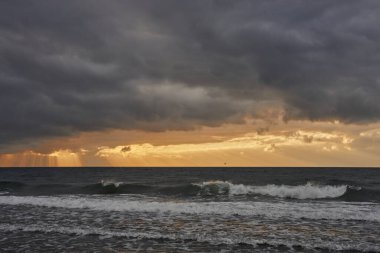 Akdeniz sahillerinde fırtına bulutlarıyla gün doğumu               