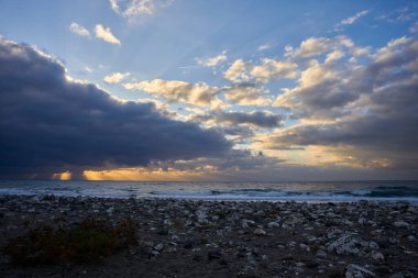 Kumsalda fırtına bulutları                             