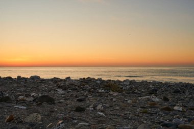 Sahilde gün doğumu 