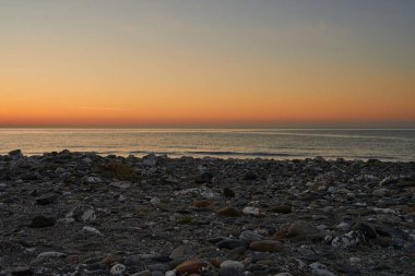 Sahilde gün doğumu 