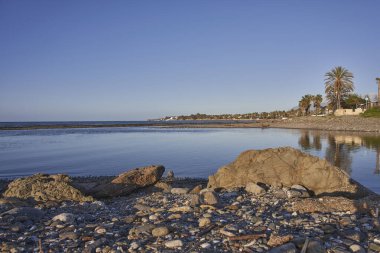  Sahilde sakin bir şafakta                              