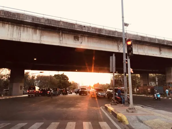 Şehirdeki otoyolda gün batımı
