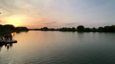 Uçak gün batımında gölün üzerinden uçar. Çok güzel ve doğal bir manzarası vardır.
