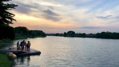 Uçak gün batımında gölün üzerinden uçar. Çok güzel ve doğal bir manzarası vardır.