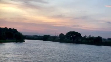 Akşam alacakaranlıkta gün batımı gökyüzü turuncu altın gün batımı bulutlu gökyüzü arkaplanı. Ufuk altın gökyüzü, Gündoğumu bulutları muhteşem, alacakaranlık gökyüzü