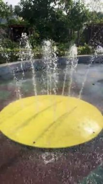 Çocukların su parkındaki çeşme ekipmanları yaz tatili sabahları açık mavi gökyüzü arkaplanlı.