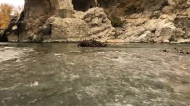 Petite riviere qui coule dans une vallee des Alpes