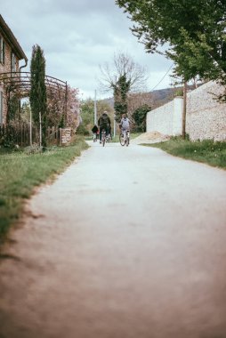 Kırsal yollarda bisiklet sürmek