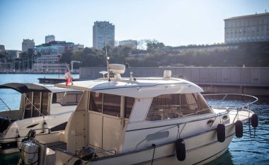 Marsilya marinasında küçük tekneler