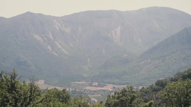 夏の朝のジャブロン渓谷 フランスアルプス 山と緑豊かな木に右から左にパノラマ — ストック動画