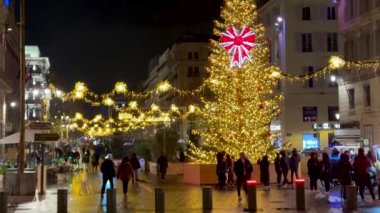 Marsilya 'da Noel süslemeleri ve ışıkları, Aralık' ta, La Canebiere 'de, büyük bir Noel ağacı, peri ışıkları ve sokakta yayalar...