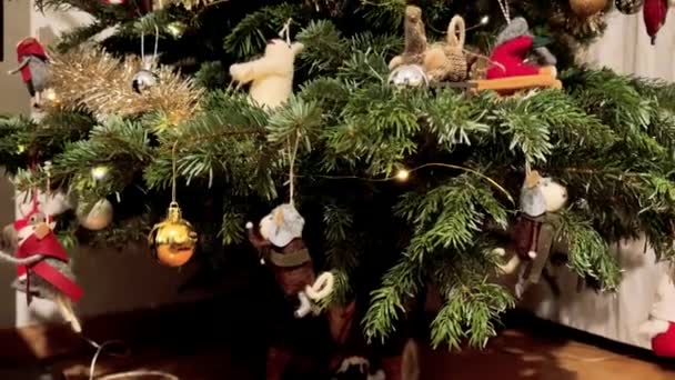 屋内で装飾されたクリスマスツリー アパート 銀と金のガーランド 妖精のライト サンタクロース そしてマウス — ストック動画