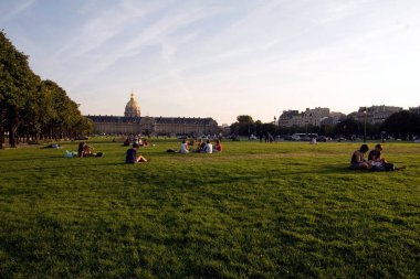 Paris 'te insanlar yaz gününde