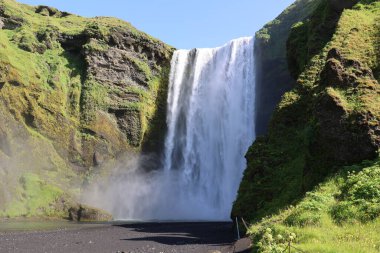 Güney İzlanda 'daki Skoga Nehri üzerinde Skogafoss şelalesi  