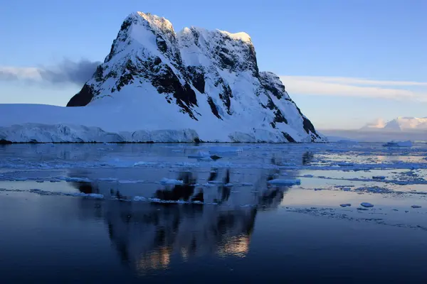 Kar Güneş Doğmadan Önce Lemaire Kanalı Antarktika Daki Dağları Kaplamıştı — Stok fotoğraf