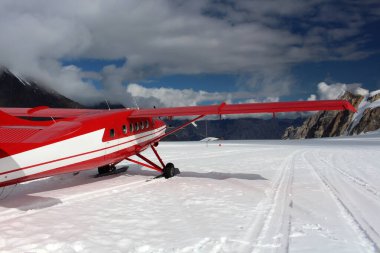 Alaska, Buzul Denali Ulusal Parkı Alaska 'daki Don Sheldon Amfitiyatrosuna iniyor.