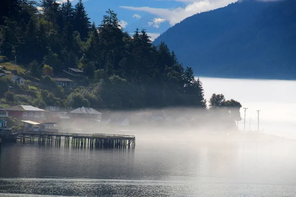 Pequena Cidade Alert Bay Nasce Nevoeiro Manhã British Columbia Canadá — Fotografia de Stock