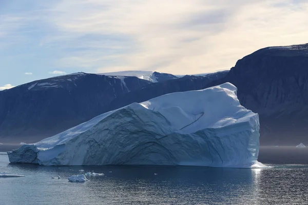 グリーンランド ウマルクフィヨルドの氷山 グリーンランド西部の北部に大きなフィヨルドシステム — ストック写真