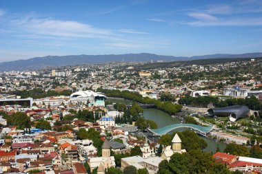 Tiflis, Gürcistan'ın başkenti panoramik manzaralı