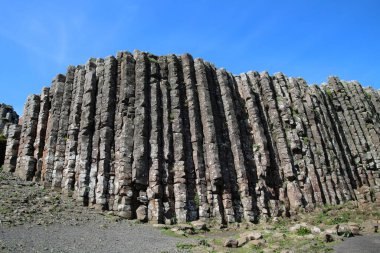 Kuzey İrlanda kıyısındaki Giant Geçidi 