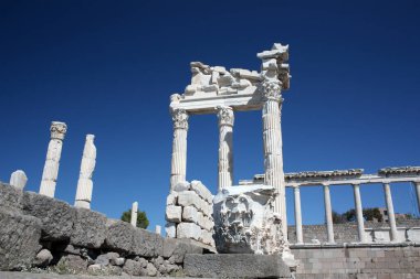 Trajaneum, Pergamon 'un en yüksek noktası olan Trkiye' ye inşa edilmiş bir tapınaktır.