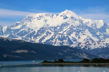 Saint Elias Dağı, Kanada ve Amerika Birleşik Devletleri 'nin üçüncü ve Kuzey Amerika' nın dördüncü en yüksek dağıdır.