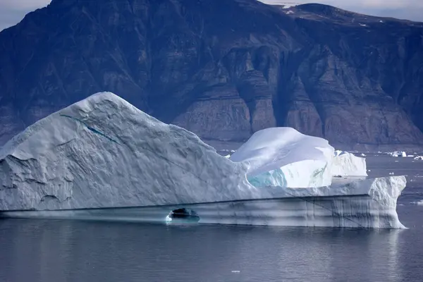 グリーンランド ウマルクフィヨルドの氷山 グリーンランド西部の北部に大きなフィヨルドシステム — ストック写真