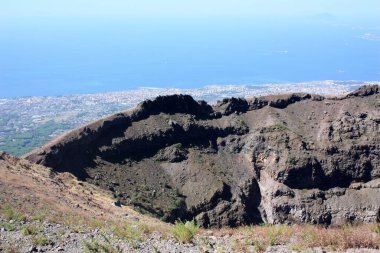 Anakara Avrupa 'da sadece aktif yanardağ krateri, İtalya' nın Campania bölgesindeki Napoli Körfezi 'nde bulunur. 