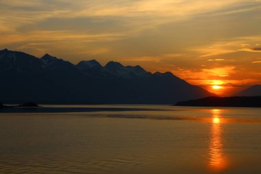 Sunset in Favorite Channel, ABD 'nin Juneau kentinin kuzeybatısında, Güneydoğu Alaska' da bir kanal.    