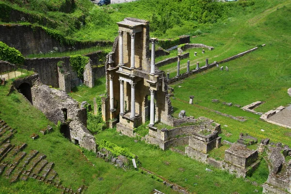 Roma Tiyatrosu manzarası MÖ 1. yüzyılın sonunda İmparator Augustus, Volterra 'nın Tuscany' deki saltanatı sırasında inşa edilmiştir.