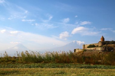 Chor Virap Manastırı. Arka planda küçük ve büyük Ararat, Ermenistan.