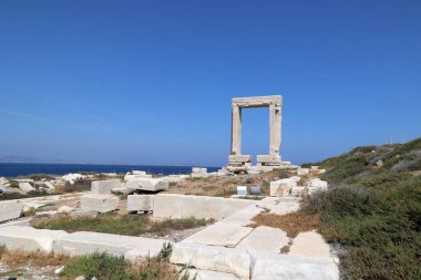 Kiklad adası Naxos 'taki Apollo Tapınağı' nın bir parçası, Naxos 'un sembolü olarak kabul edilir.