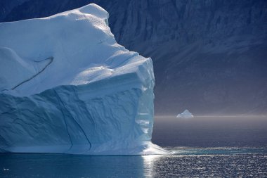 Grönland, Uummannaq Fjord 'daki buzdağı Grönland' ın kuzeyindeki büyük fiyort sistemi.