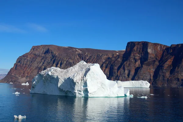 Jéghegyek Egy Hegyvidéki Táj Előtt Grönlandi Uummannaq Fjordban — Stock Fotó