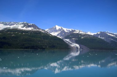 Dağ sırası kolej fiyorduna yansıdı. Prince William Sound, Alaska 'nın kuzey sektörü. 