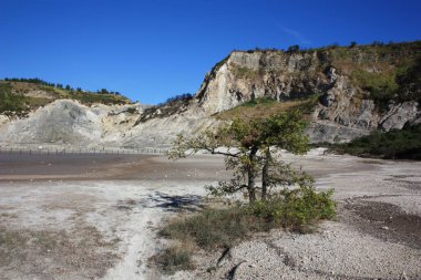 Phlegraean Fields, İtalya 'nın Campania bölgesinde yüksek volkanik etkinliğe sahip Vezüv' ün batısında yer alan bir alan.