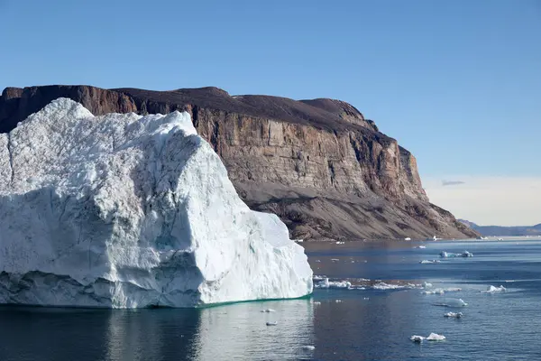 デンマーク グリーンランド ウマルクフィヨルドの日差しの氷山 — ストック写真