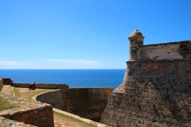 Castillo de San Pedro de la Roca, Küba 'nın Santiago de Cuba kentinin güneybatısında bulunan bir kaledir.
