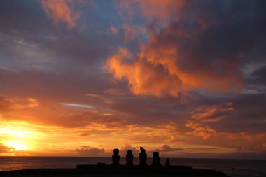 Moai Ahu Vai Ure Tahai Tören Kompleksi 'nde gün batımında Rapa Nui-Easter Adası