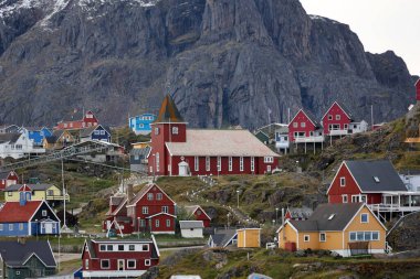 Danimarka 'nın Grönland kentindeki Sisimiut köyünde renkli evler   