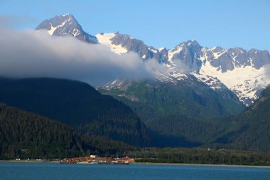 Diriliş Körfezi 'ndeki sıradağlar Seward, Alaska limanından görüldü.  