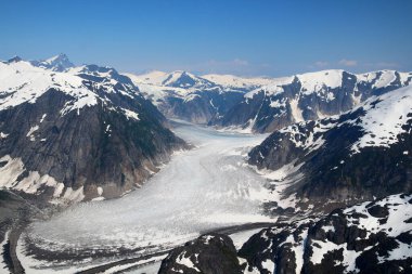 Le Conte Buzulu Alaska Panhandle 'daki Tongass Ulusal Ormanı' nda 21 mil uzunluğunda bir buzuldur. 